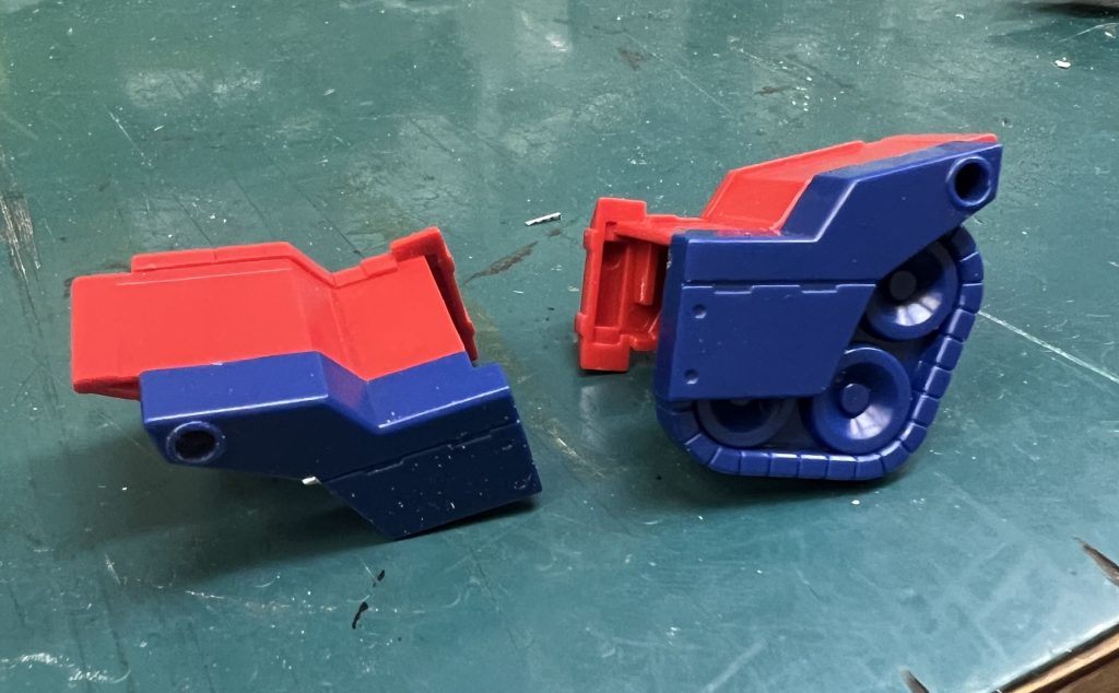 それから肩のアーマーのキャタピラが干渉しまくるんで落としてやりました笑