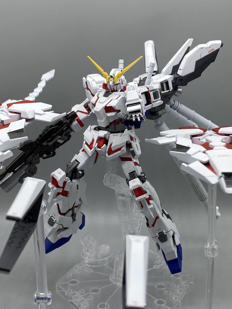 射出ポーズ(アップ)表面処理や塗分けをもう少し頑張れたかなと思いますが、楽しく制作できました。制作後にロングレンジ・フィン・ファンネルが発表されたので今作には搭載されていません。(搭載するとすれば・・・背部でしょうか・・・。）最後までご覧いただきありがとうございました。