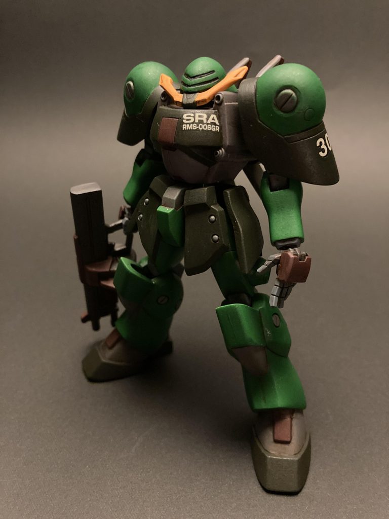 手首はビルドハンズに変更。緑部 デイトナグリーン濃緑部 オリーブグリーングレー部 オーシャングレー、ダルレッドと混色黄色、赤部 オレンジイエローとシャインレッド油彩バーントアンバー＋ブラックでウォッシングし、つや消しで仕上げ。