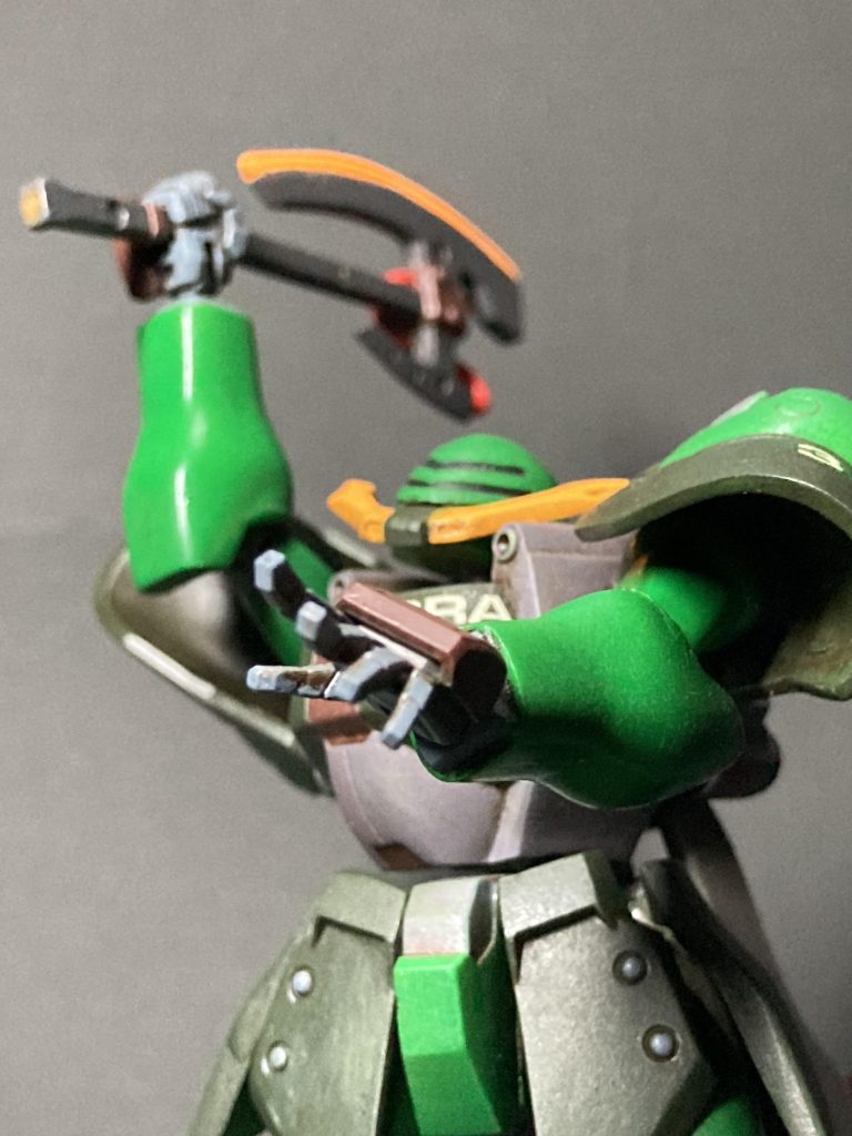 可動範囲は狭いですが、アクションポーズ💪