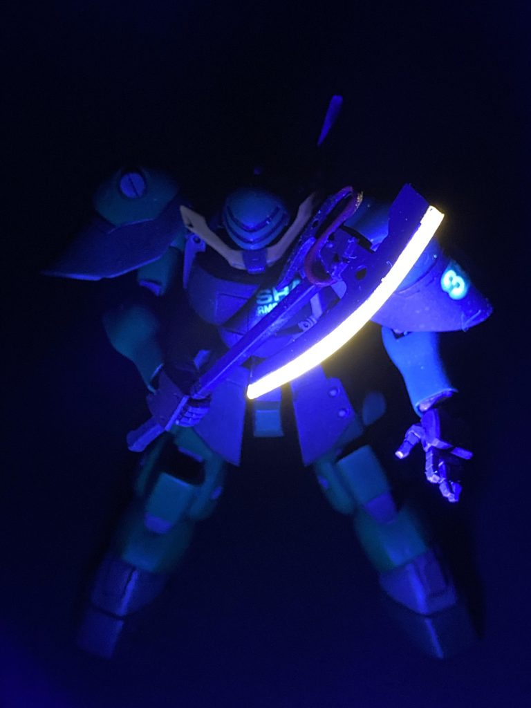 ヒートホークの刃は蛍光オレンジで発光🔦