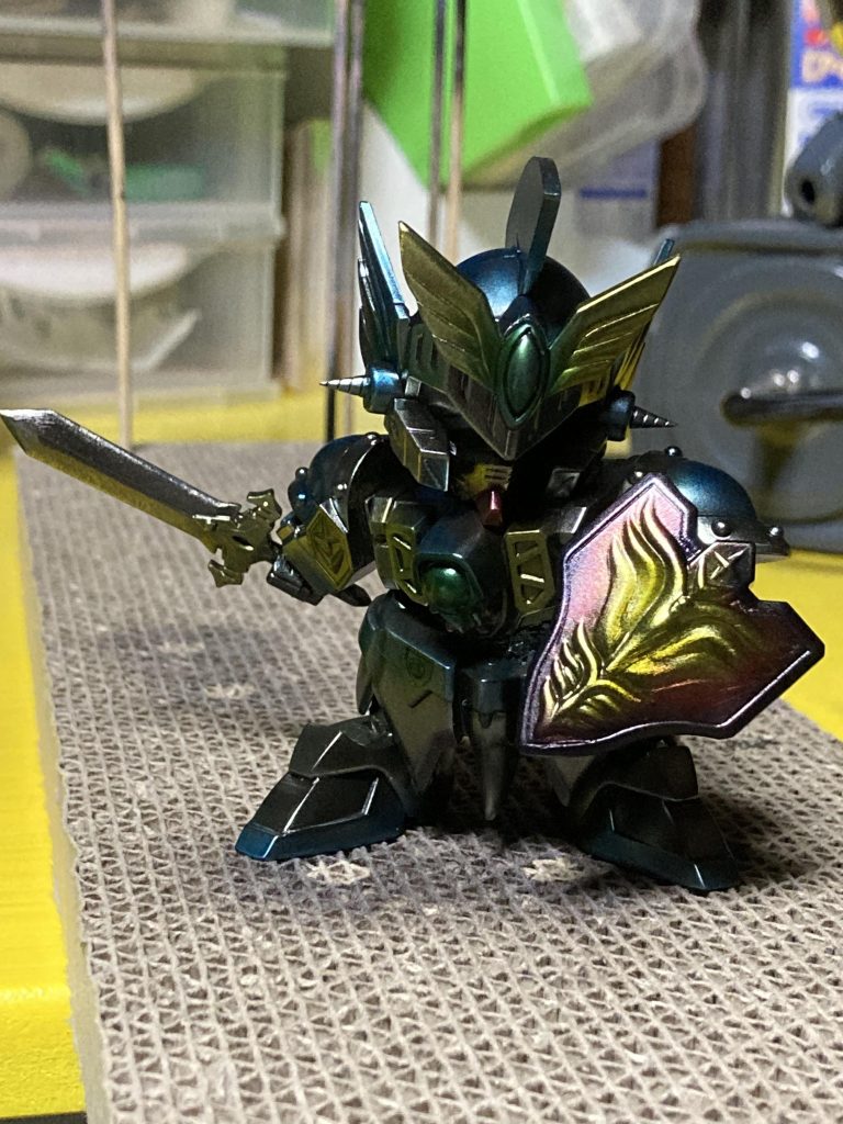 塗装途中画像。可動を仕込むのは苦手なのですが、固定なら動かせなくなるものの、自由にポーズを決められるので眺めて楽しむ自分のスタイルには合ってるかも知れません。普段やらない塗装やボール紙を使った表現も試せて満足です♨️( * ◜ω◝ )