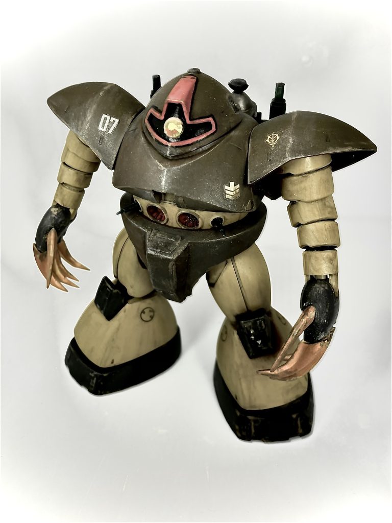 本来魚雷発射口とされている腹の左右部分には、対人、もしくは軽車両掃討用のオートバルカン砲をセッティングしました。細かい雑魚はコンピューターに任せて、メガ粒子砲撃ちながらズカズカ人の家に上がり込んでくるイメージです。ゴッグはMSじゃなくて怪獣だと思ってるので。