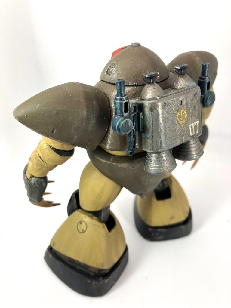 ランドセルの前部分にはWMカプリコタイプのパーツを付けてサーチライトに。横にはHGエルガイムの何か余ってたパーツで魚雷発射口をでっちあげました。僕はセンスないんでデザインはアレですが、魚雷の発射方向としては間違っていないはずです。本来なら腹から発射することになってますけど納得いかないので。