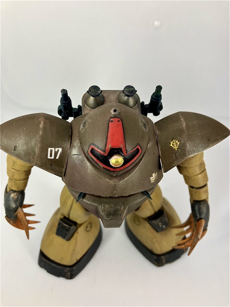 ゴッグはこの上からみたアングルが好きです。フリージーヤード発射口は穴開けて適当なジャンクパーツを埋め込みました。