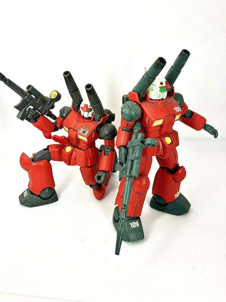 昔のずんぐりしたHGをハヤト機、revive版をカイ機としてみました。両方とも出来が良いです。個人的には昔のずんぐりした体型が好きですが、revive版も捨てがたい魅力があります。ポーズもよく決まるし。雑で汚くて恥ずかしいですが、作ってる時は楽しくて仕方なかったのでその気持ちのまま投稿しました。趣味なので楽しんだモン勝ちだと思って。