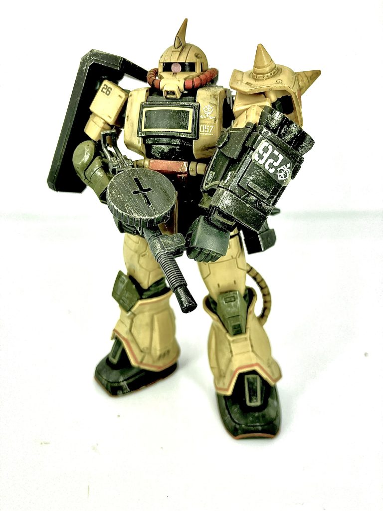 MS-06Rと並び、MSV世代に忘れられない存在だと思うのがこのデザートザクだと思います。実在感と説得力がありました。ホビージャパン別冊のディオラマでも砂漠の駐屯地が公開され、「砂漠仕様のザクは確実にいた」と思えたのは本当に有難い事です。