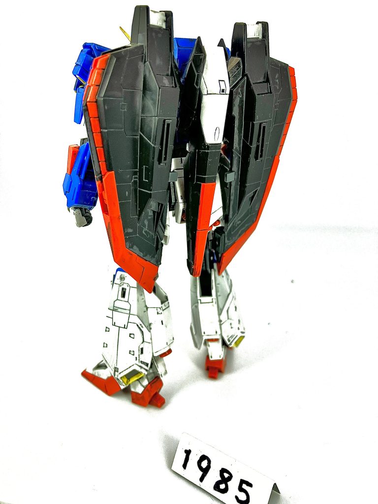 素組みでもカッコいいので改造なしです。ウォッシングしかしてません。疲れた…とても汚くて恥ずかしいですが、やり直す気力はないので改めてHGを買ってリベンジします。…いずれ。