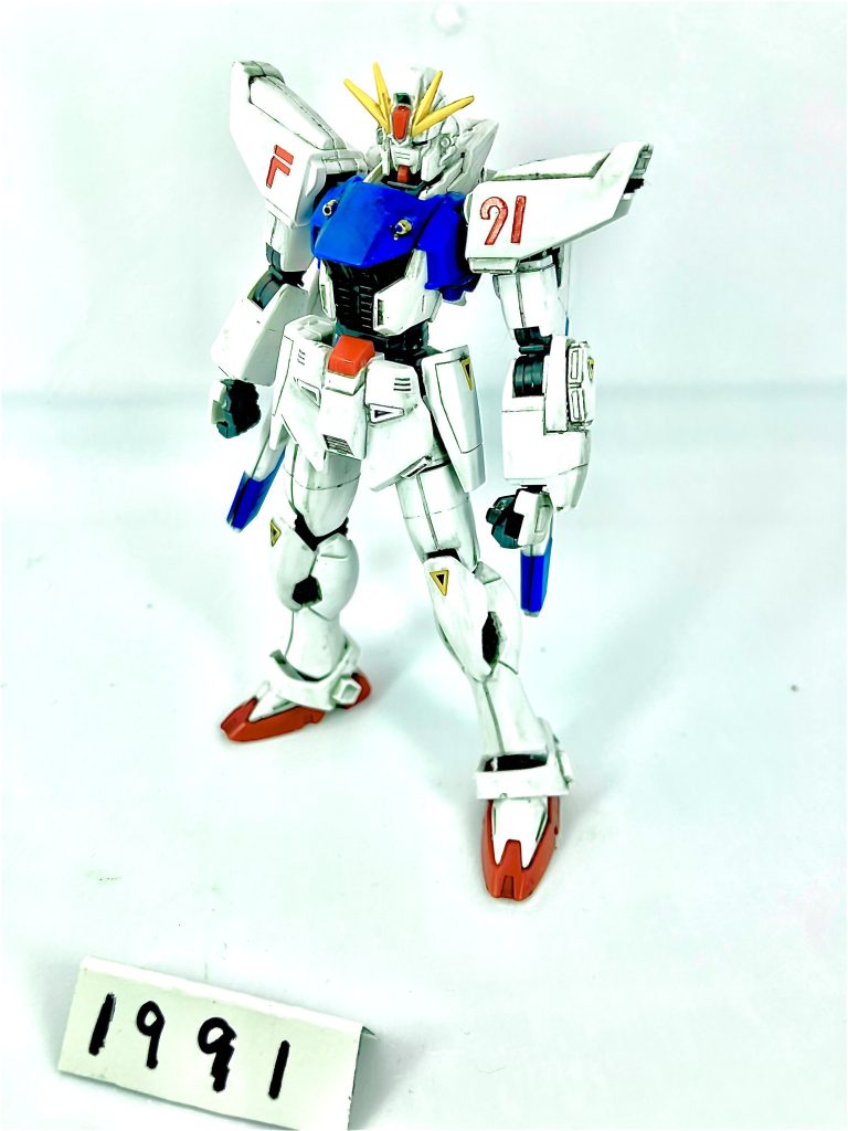 ちょっとだけ部分塗装した素組みのF91です。