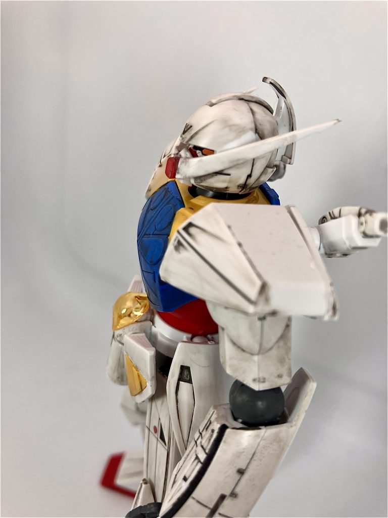 このキット最大の改造ポイントです。ターンAは資料やOPをみると明らかに口の部分に当たる赤いパーツが前に飛び出ているんです。このキットはそれが無い。なので赤いランナーを削って加工して取り付けました。我ながらグッジョブと思ってます。言わなきゃわかんないレベルですけど。