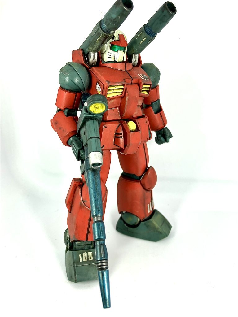 成形色仕上げ&部分塗装でウォッシングと、ウェザリングマスターで適当に汚しました。左胸に被弾してます。 カイさんしょっちゅうそこに被弾してる気がするので。