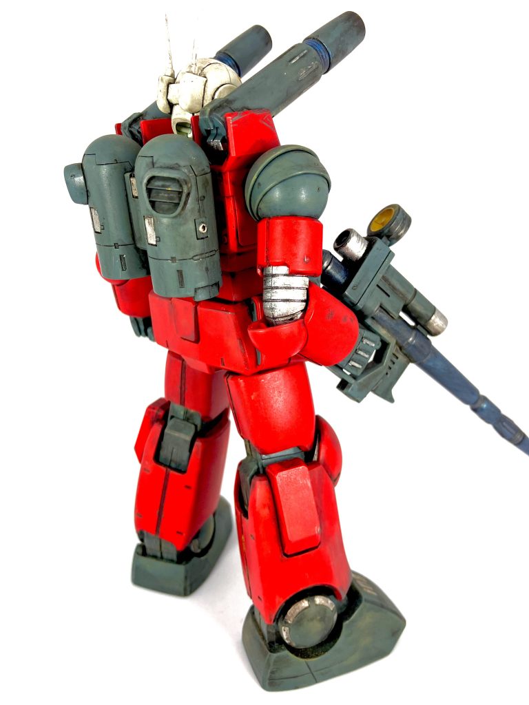 ガンキャノンのランチャーはビームも実体弾も撃ち出せるマルチランチャーだと理解しています。まだMS開発が手探りだった時期の機体ですから、 色々対応する必要があったのではないかと。ガンキャノンの実戦データがジムキャノンにフィードバックされたはずですし、実体弾とビームどちらがコスパいいか試してたはず。