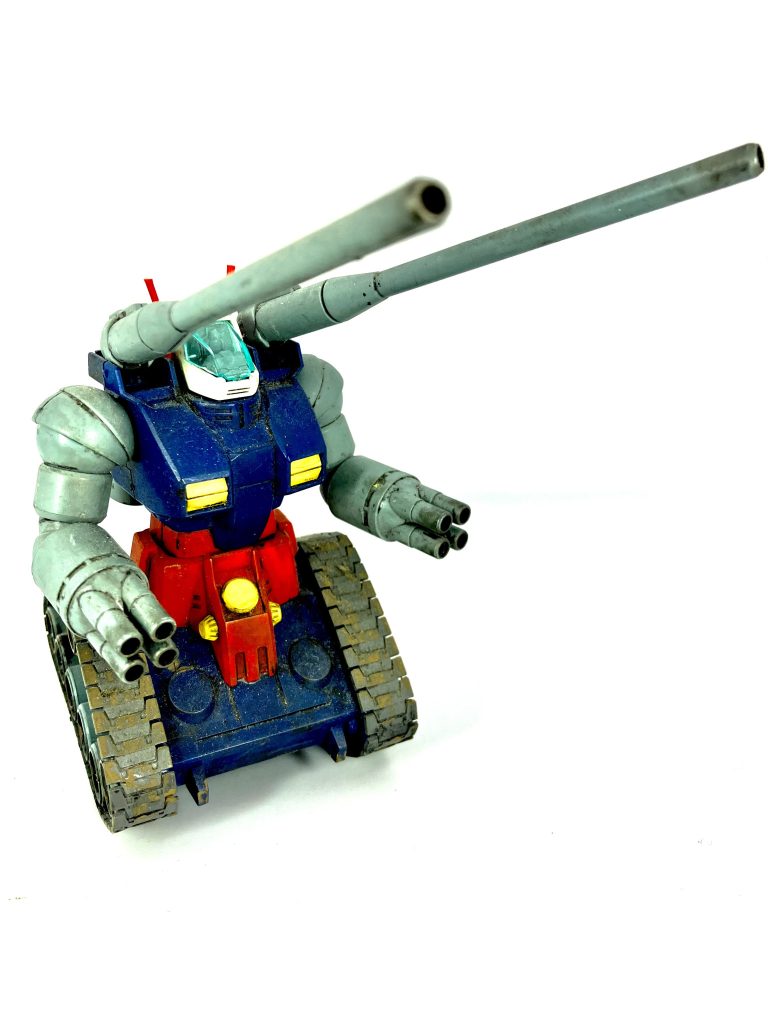 ガンタンクは確かにMSの出来損ないかもしれませんが、火力と分厚い装甲があります。要は近づかれる前に当てればいいんです。