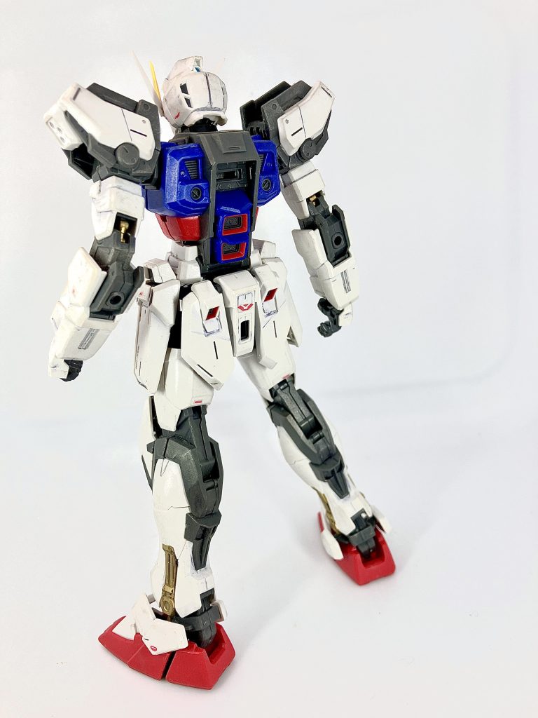 特に改造もしてませんが、イジる必要も感じないので墨入れと部分塗装だけです。エールストライカーパックを装備してるのが普通ですが、そうするとバッグパックの存在感がデカすぎてストライクガンダムのすらっとした感じが無くなるので付けてません。アレはアレで大好きですけど。1/60でRX-78がアンリーシュドモデルで出ましたが、個人的に次はマークⅡでもZでもなく ストライクが出るんじゃないかと思ってます。
