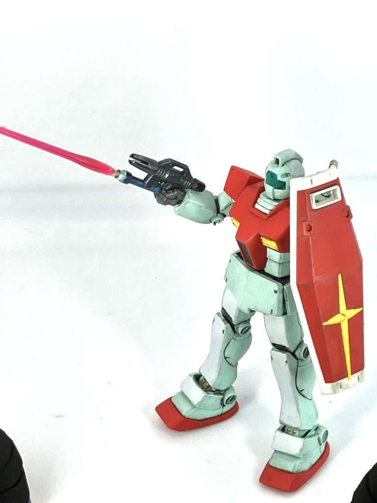 でっち上げの武装、ビーム・バヨネット(銃剣)です。学徒動員でろくにシュミレーションも出来てない若者の為に、相手との距離に応じて自動でガンモードとサーベルモードが切り替わる仕様。それなりに有効だったがほどなく終戦を迎えた為、特筆される事も無く消えていった装備のひとつ。自転車でいう所の「補助輪」 初心者の助けにはなるが、すぐに必要なくなる装備。むしろ付けてると「恥」なのかもしれない。