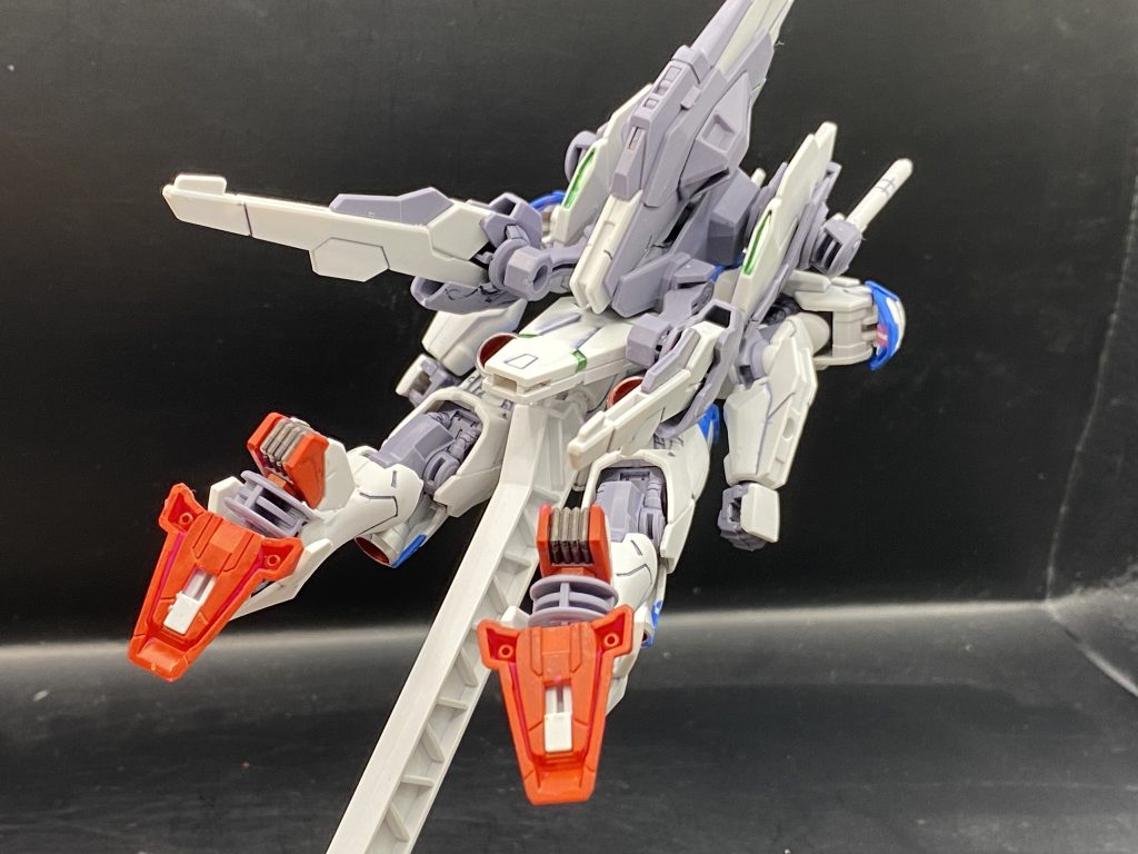 全身を前後から元のピンクだと女性的な印象でしたが色を変えただけで大分ヒロイックな仕上がりになったのではないかと