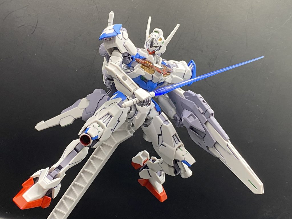 レシーバーガンとビームサーベルを同時に構えたポーズで！