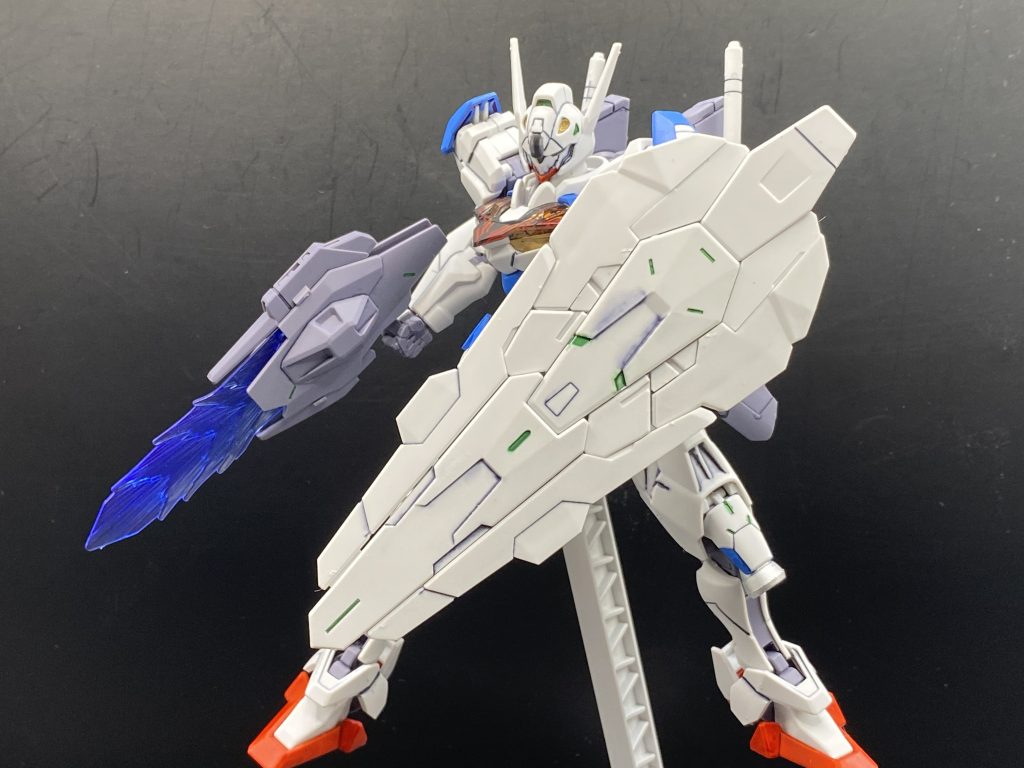 コンポガンビットシールドを構えてポーズやっぱりこの盾かっこいいんですよね。ただこれをやるとバックパックが寂しいことに