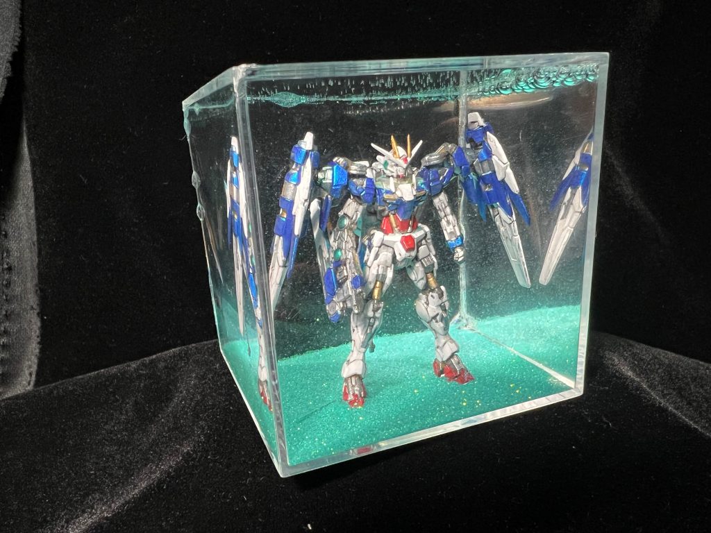 大きさは大体70mmほどのキューブです。(100均)をUVレジンで密閉させています。中にはラメを少々・・・