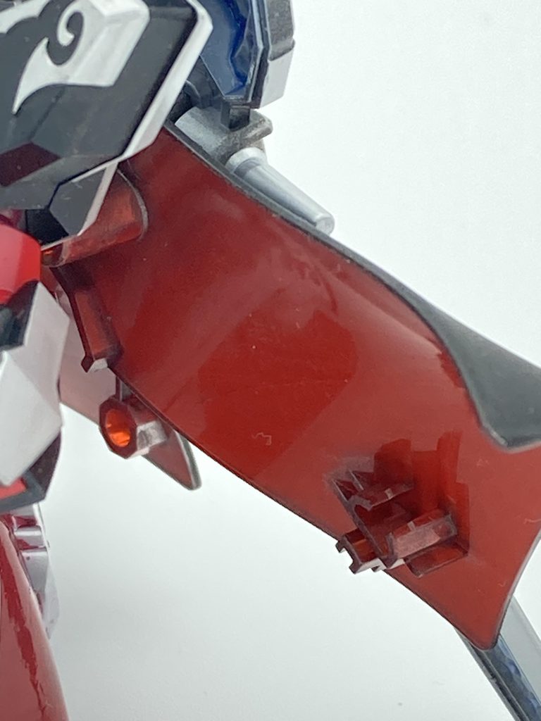 マントはクリア素材を生かして裏面だけにシルバーを塗り、さらにその上から艶消しの黒そうすることで内側はクリア＆シルバーの独特な艶感、外側は艶消し黒の布感を出してみました怪盗のマントってこんな感じですよね