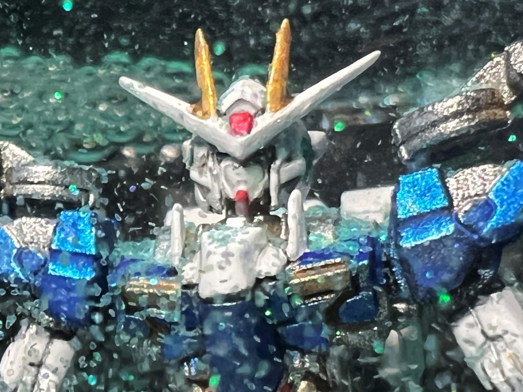 使用した塗料はアクリジョンです。仕上げに水性のプレミアムトップコートしています。はじめてのアーティファクトですが、小さいながらもディティールは細かいので、塗分け大変ですが、すごく楽しかったのでまた作りたいです。