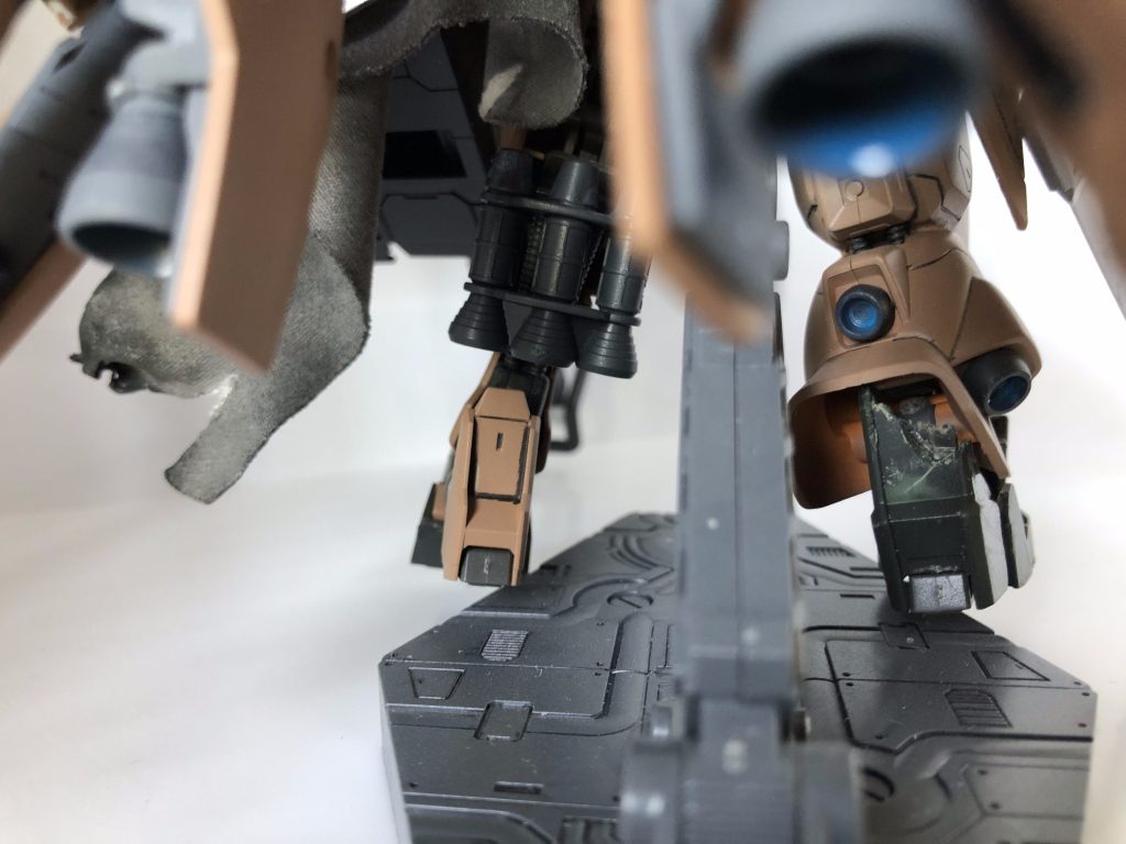 左右非対称だったり、フレームが剥き出しになってたり一部損壊してたり、応急処置感漂うロボットも好きです