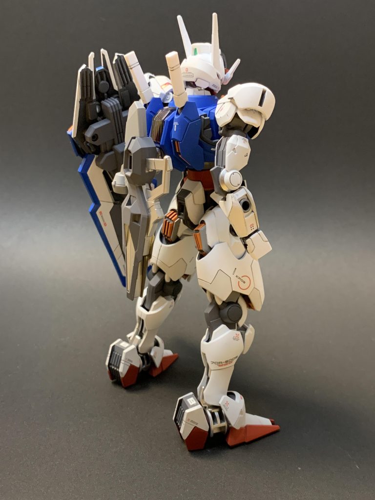 後ろ姿ー。シールドの裏面とかシイタケの溝とか装甲の裏とかをエナメルのジャーマングレーで塗りつぶしてます。これやるとほんと写真で映えますね。