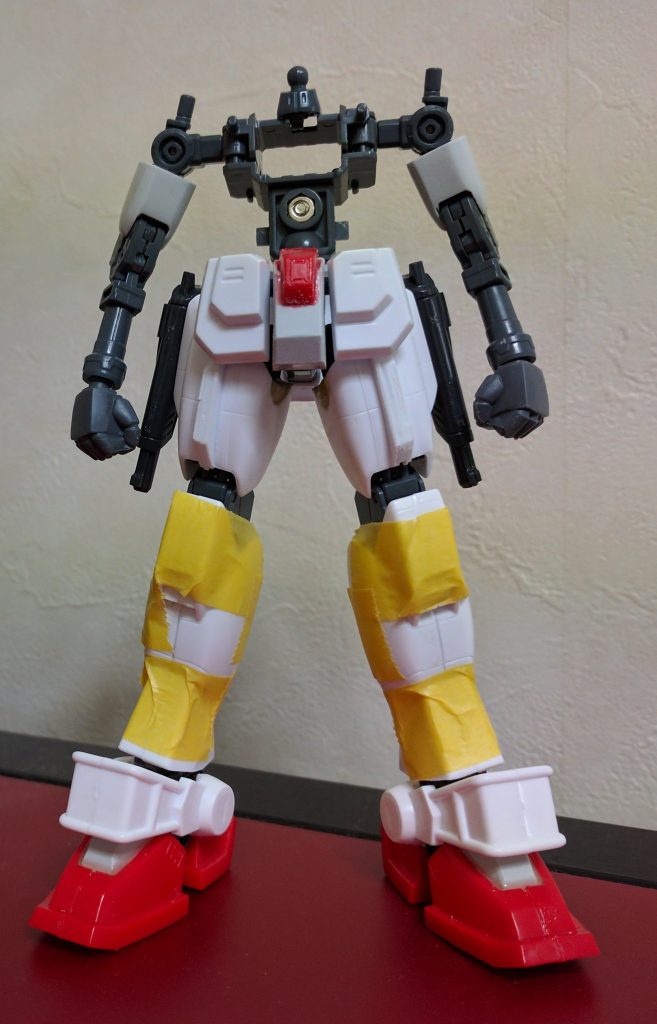 モビルファイターのフレームにパーツを被せていきます。ボクサーの太ももは太い!(先入観w)ので、プラ板で2mm幅増し。