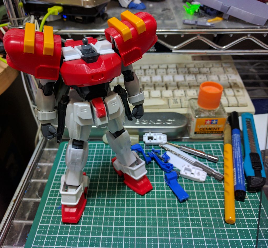 肩アーマーはフレームとのジョイント部分をMGから移植。ボクサーモードも出来る様に胴体装甲の接続なども加工しましたが・・・スイマセン大胸筋パーツ紛失したのでノーマルモードのみで仕上げました。