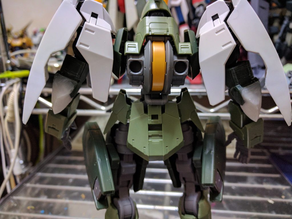 肘カバー部分の形状が異なるのでプラ板+光硬化パテで形状修整しました。