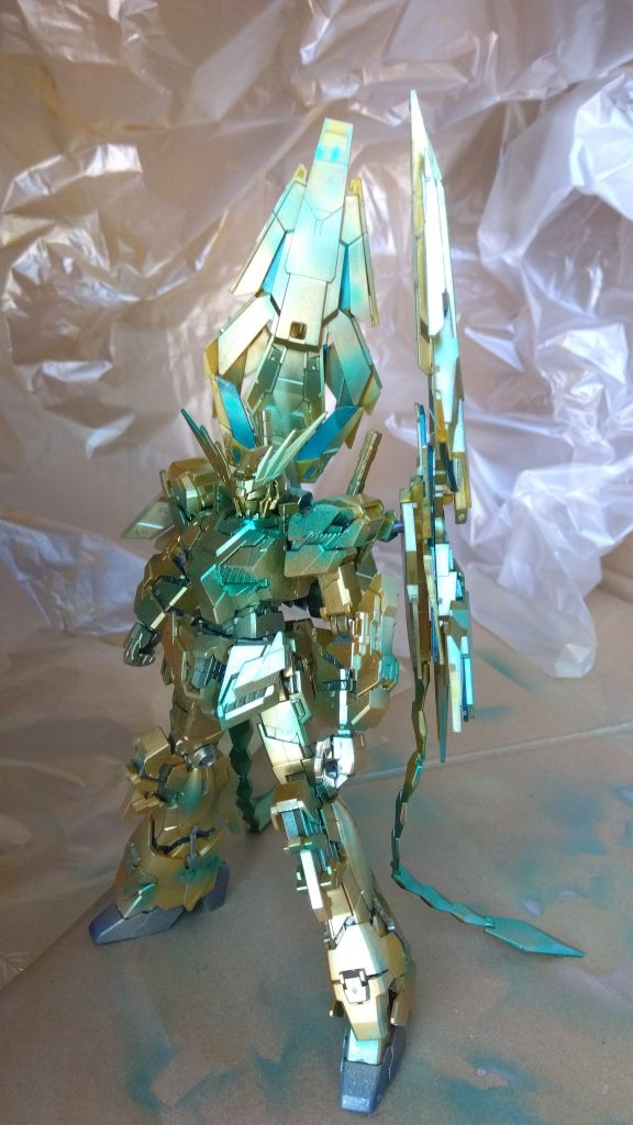 最初に全身を軽くイエローゴールドで塗装し、クリアパーツのところを装甲部分ごとメタリックグリーンで塗装しました。