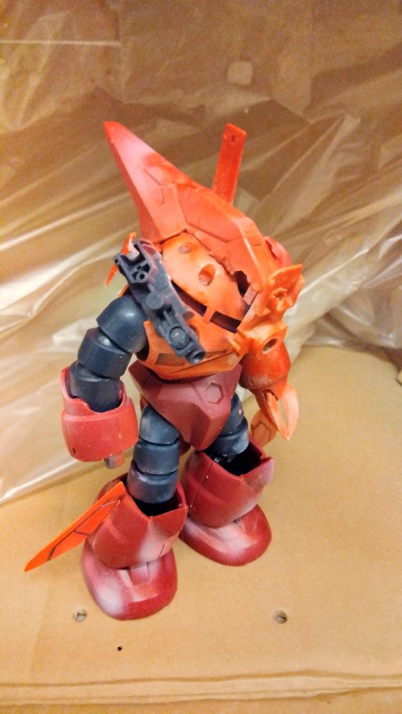 シャア専用ズゴックにジャンクパーツを付けたものになります。ずっと置きっぱなしだったので関節がヨレヨレでポージングが決まりませんでした（笑）