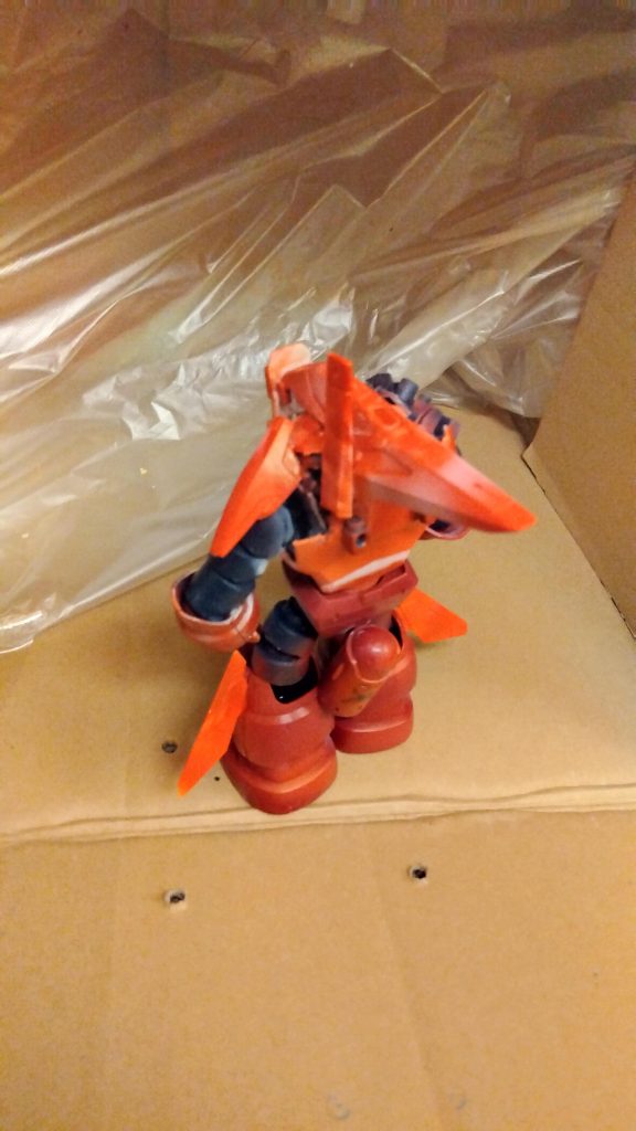 このズゴックは、ジオン残党軍が回収したシャア専用ズゴックを現地の武装で修復、改修を行った機体という設定です。トリントン基地襲撃時に参加していたとかしていなかったとか…