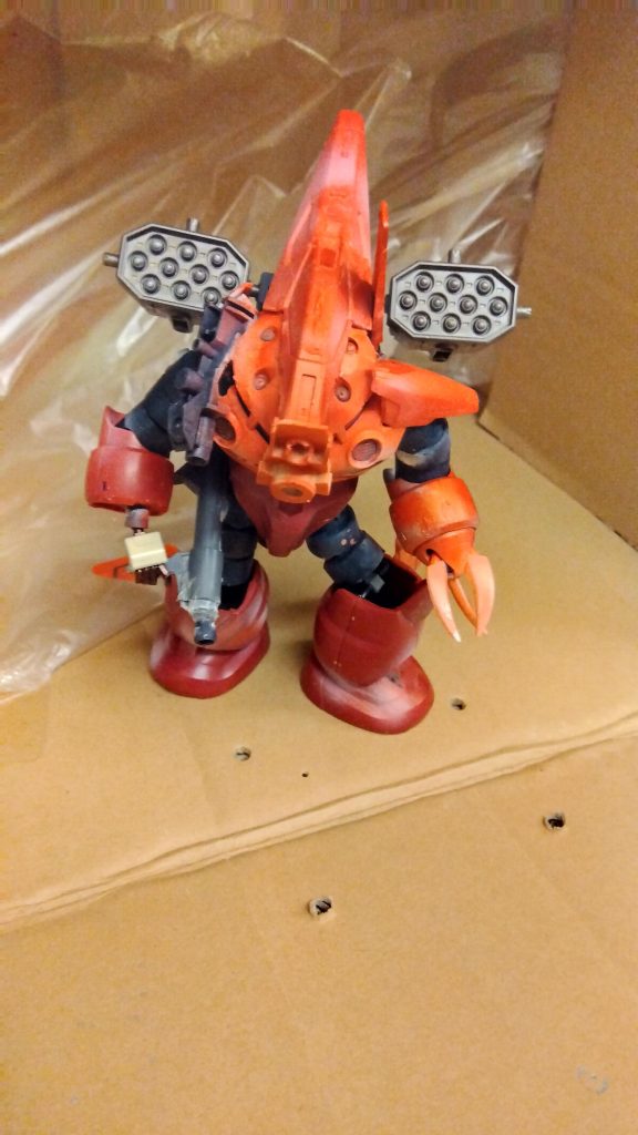 背部のジョイントでユニットを付けることができるようにしています。左腕はマニピュレータアームに交換してバズーカを持たせています。