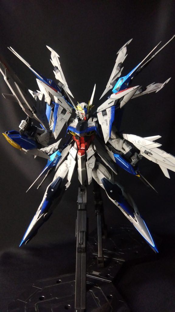この子、全塗装しちゃったから実は1回も変形させたこと無いんです…可変機の在り方全否定wwホントは日蝕を意識して本体色をもっと黒系にまとめようとしたんだけど、なーんか違うよねーって事でこんな感じに落ち着いたのだ。