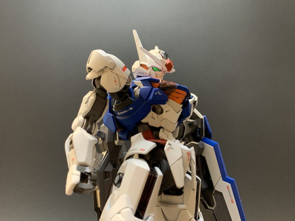 目のシールが思いのほか光を集めるので写真撮っててビックリでした。ほかのガンダムと比べて目が大きいからですかね?