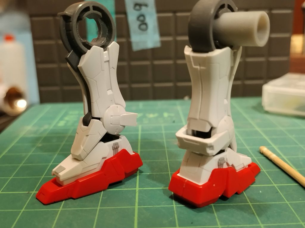 今回のエクシアで苦労したのは、膝関節の後ハメ加工。下の画像のところと合わせて、軸をパイプなどで自作しました。