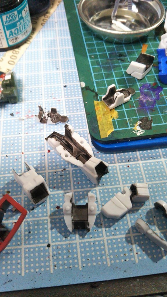 装甲裏側も…見えるかもしれないので、塗ってみました。成型色ベースなので、はみ出しは削り取ります👍