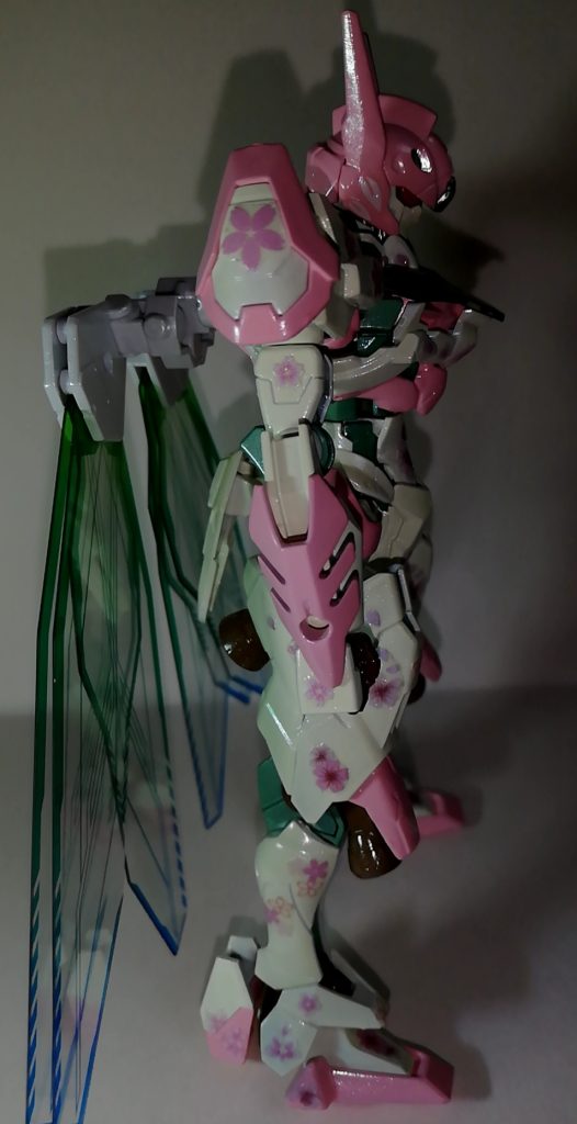 横にも桜いっぱい。固有装備のビットステイヴ&シールド、専用のバックパックをオミットした代わりに、腕には【30MSオプションパーツ1(スピードアーマー)】のなんか花びらに見えないでもないパーツ、背中には【カスタマイズマテリアル(サイバーエフェクト)】の翅を装備しました。サイバーエフェクトに付属する翅は左右2枚ずつの計4枚なんですが、もう1セット購入して6枚使っています。また腕のオプションパーツですが、店頭で見かけた瞬間からきっとルブリスの腕に合うんだろうなぁとは思っていましたが、いざ嵌めてみると、まさかのシンデレラフィット! とても気持ちよかったのでオススメです。これ付けた上からでもルブリス用のシールド装備できますしね(※たぶん)