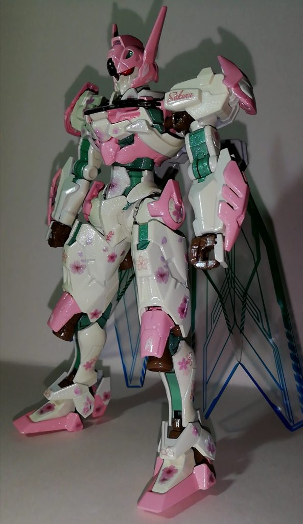 さて、作品についてですが……大好きな【HGガンダムルブリス】の成形色のショッキングピンクと白を、それぞれ柔らかめな【タミヤのピンク】及び【レーシングホワイト】に塗り替え、【ダイソーとキャンドゥの春用ネイルシール】を3種類くらい見境なくベタベタ貼りまくり、それから【タミヤのパールクリヤー】をトップコート代わりに吹いてみました。関節部等には前作の際に余った【タミヤのパールグリーン】、機械部と手には【クレオスのウッドブラウン】で塗装です。