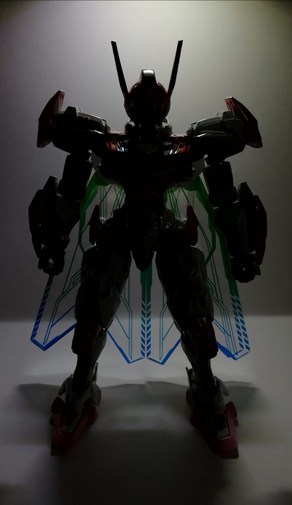 ルブリスが好きすぎて6体くらい買って3体ほど作ってきた中、胸のシェルユニットのクリアパーツ+シールではなくインモールドパーツを使用したのは実はこれが初めてだったり。暗闇で照らすと光を反射してじんわり浮かび上がるのがとても格好いいですね!