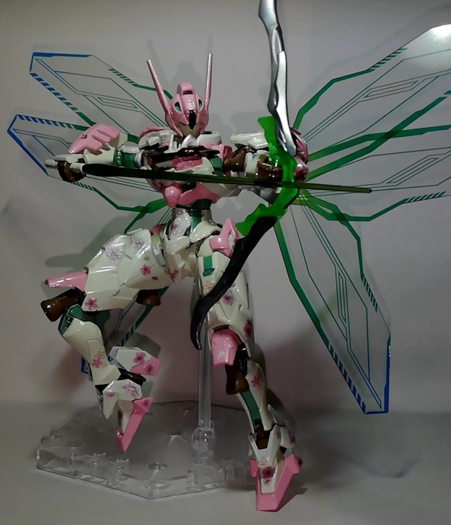 ビームライフルをオミットした代わりに【SDW HEROESのロビンフッドガンダムAGE-2】から没収した弓を装備させて、ザ・弓キャラ!!!的なポーズ。先程は畳んでいた3対の翅を展開しています。できるだけ蝶というか妖精の翅っぽい感じにしたくて、6枚使って試行錯誤した結果、この形に落ち着きました。畳んでいると某オーラバトラー、展開すると妖精っぽい印象に変わるのが割と気に入っています。