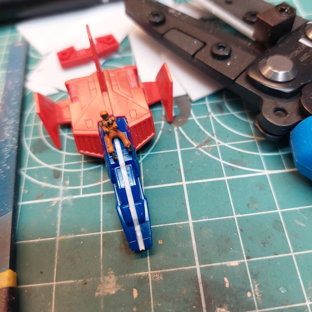 コクピットがサイズ合わない気がするのでプラ板サンド🎶細かなディテールも増やしました。