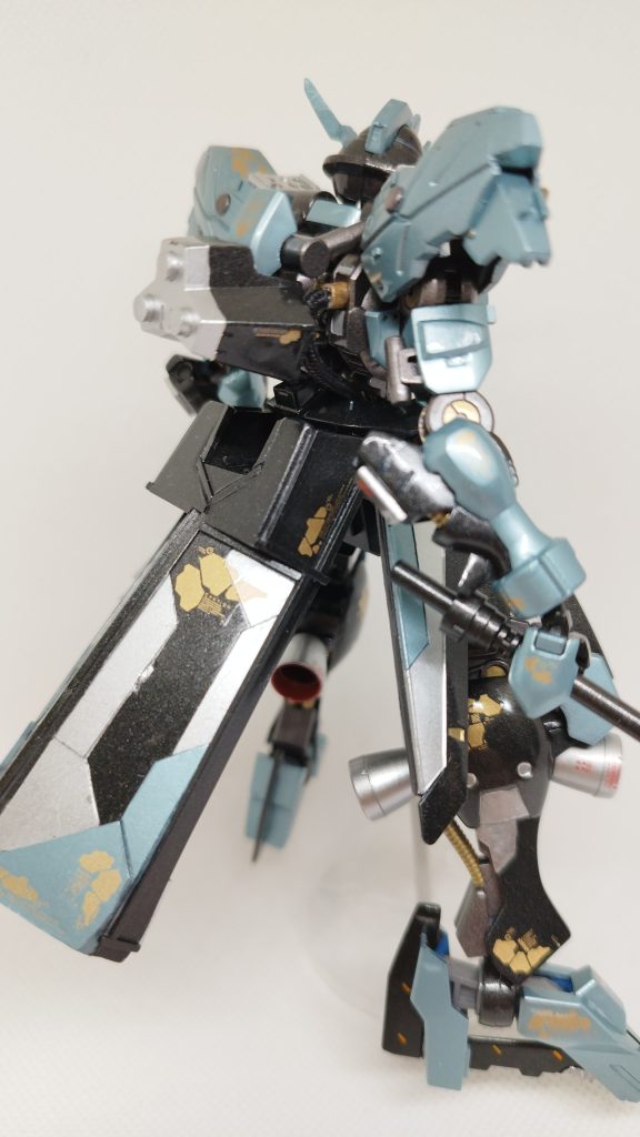 backshotです。気付いたらバックパックは消えてました。リアリティ的なこだわりは無いのでおーけー。足にバーニア着いてるしいいよね。そしてケツから飛び出てる謎の物体はなんと『謎の物体』です。ってのは8割冗談で、実際は『腰マント』みたいなのを作ろうとしたら『迷走』したって所です。まあ結果、謎 が完成したんでもうどうにでもなれでした。