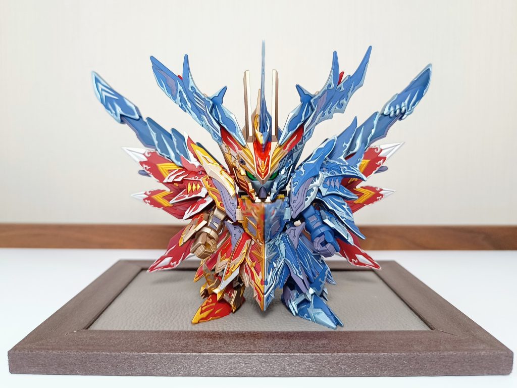 前後に長すぎてピントの合わない正面から。シルエットが炸裂しててかっこいい！