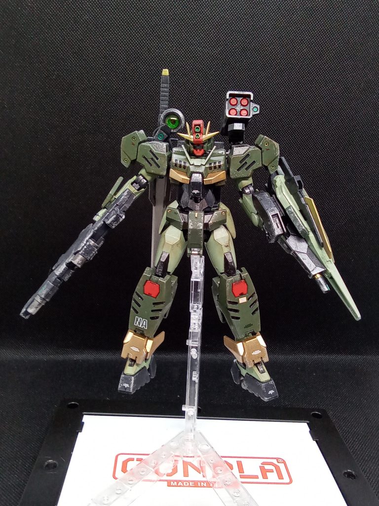 今回は改造はしないで　素直に組み立ててサッと塗装設定に近い塗装で所々に金色を・・ビルド系キットも再版してほしいものです