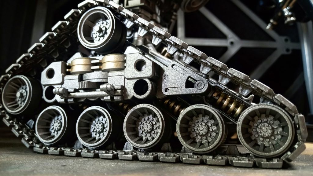 キャタピラ内部フレームはメカサフをメインに吹き、シリンダーはステンレスシルバー、スプリングサスはシャンパンゴールドで塗り分けています。