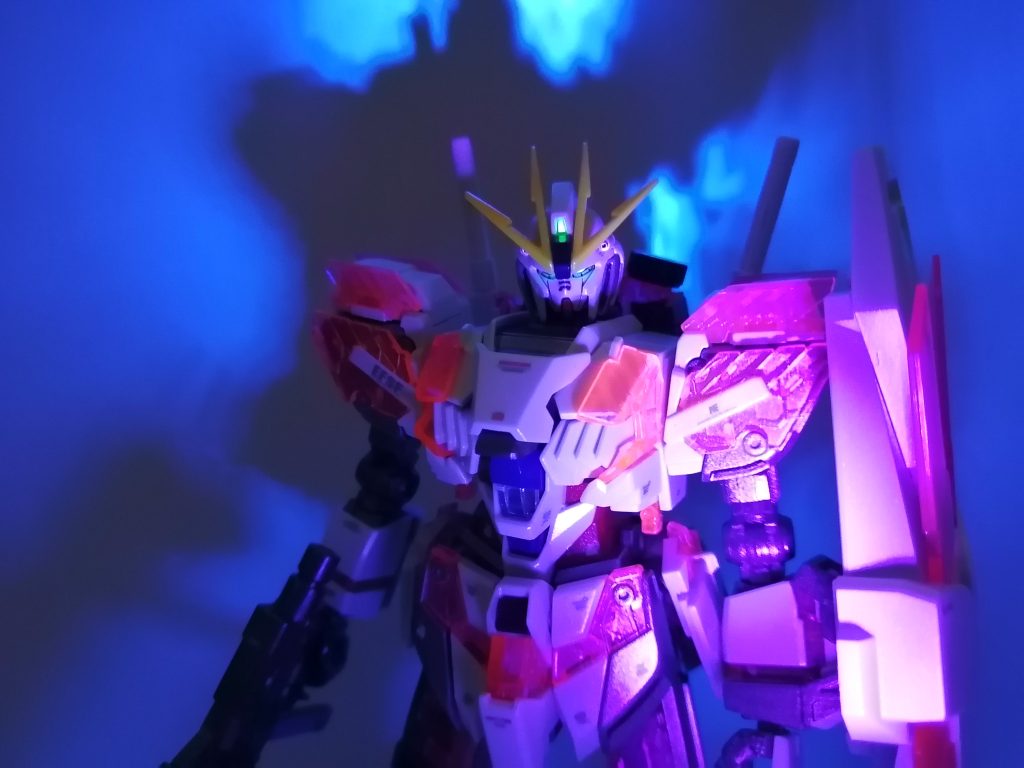 頭部カメラ・デュアルアイ・ビームライフルスコープは蛍光グリーンで塗装しましたので、UVライトで発光します。サイコフレームもわずかに発光して、かっこいいです🤩最後まで見ていただき、ありがとうございます😸