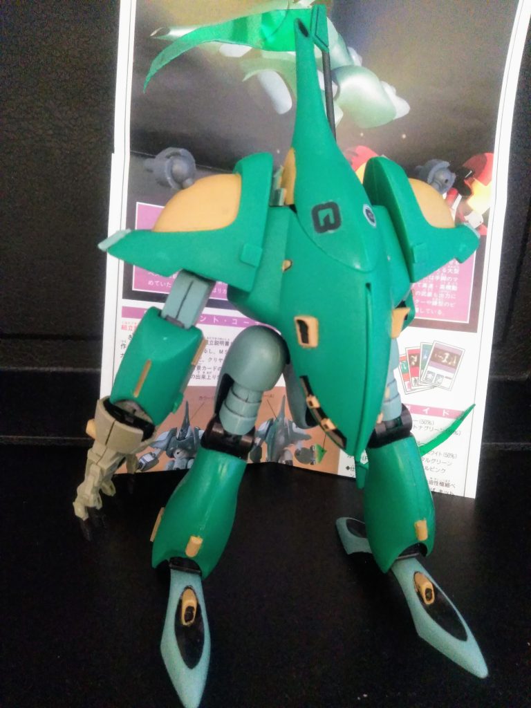 キットは差し替え変形をするのですが、M,Sから発掘した時にはパーツが紛失してました。なので一生この姿。