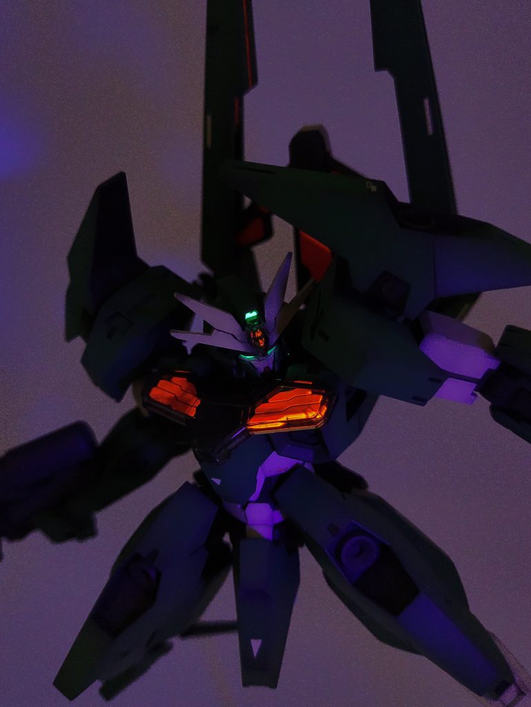 蛍光色塗装に挑戦してみましたのでブラックライトで発光します水星キットは発光表現が一番似合うと思います
